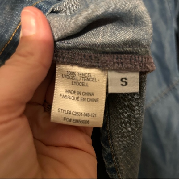 Anthropologie Cloth & Stone Women's Split Back Chambray Top Size‎ S Button Up - Picture 9 of 10